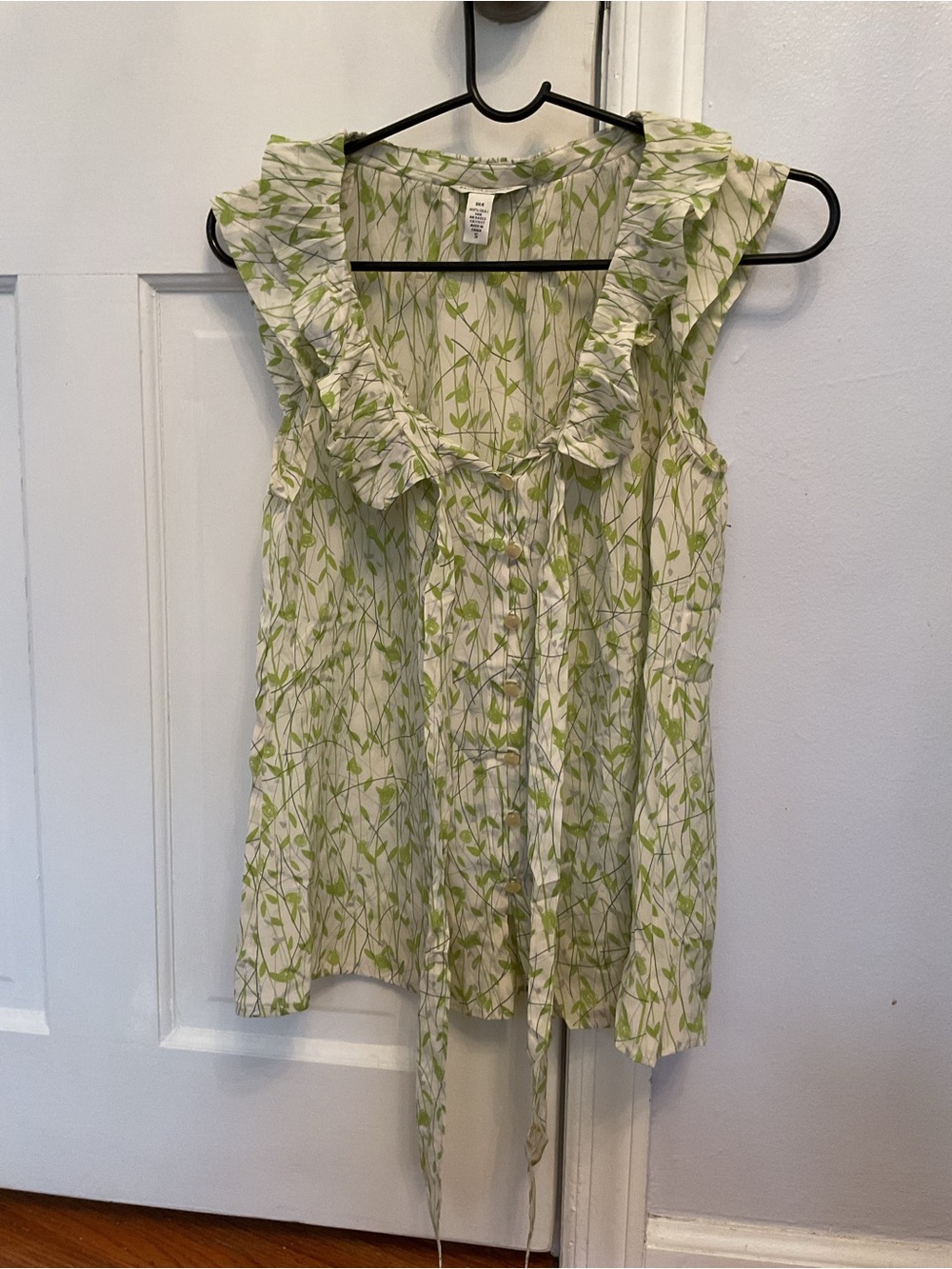 Banana Republic Silk Sleeveless Ruffled V-Neck Top in Light Green Leaf Print